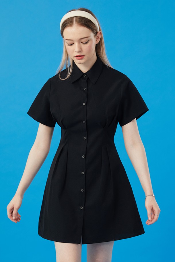 여성 크롭 슬림 무지 반팔 셔츠 미니 원피스 [블랙] 스커트 치마 버전입니다. 미니멀하고 베이직한 스타일의 블랙 컬러 셔츠 원피스로, 여름철 데이트룩과 카페룩에 잘 어울립니다. 슬림핏 디자인과 A라인 치마핏으로 여성스러운 실루엣을 연출하며, 크롭 기장과 카라 디테일, 버튼다운 디자인이 특징입니다. 반소매 기장의 무지 원피스로 활용도가 높으며, 프리사이즈로 제작되었습니다.
