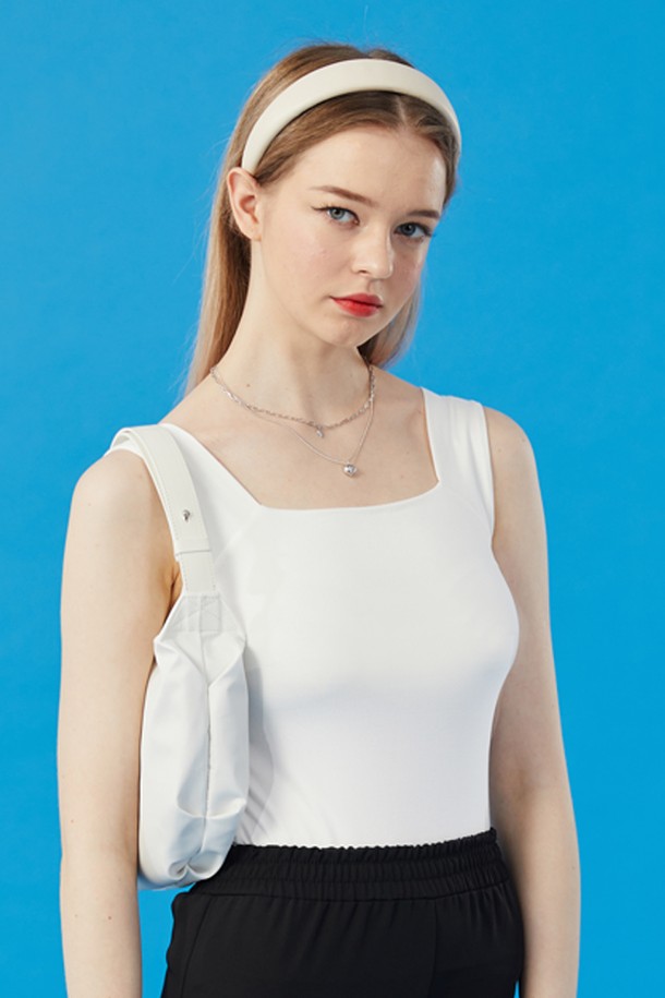 여성용 화이트 색상의 슬림핏 나시 탱크탑으로, 스판덱스 소재를 사용하여 부드러운 촉감과 뛰어난 신축성을 자랑합니다. 얇은 두께와 냉감 기능으로 여름철 데일리룩, 이너웨어, 레이어드룩으로 활용하기 좋으며, 속옷 끈이 보이지 않는 스퀘어넥 디자인이 특징입니다. 베이직하고 미니멀한 무지 패턴의 민소매 상의로, 다양한 스타일에 매치하기 용이합니다.
