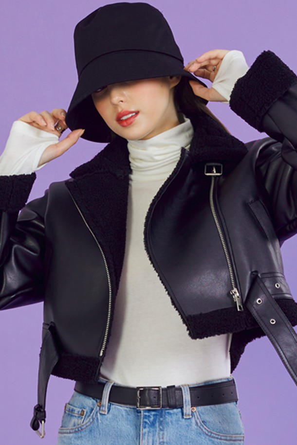 [벨트탈부착] WOMEN 크롭 오버핏 무스탕 플리스 자켓은 라이더 스타일의 여성용 아우터입니다. 부드러운 프리미엄 플리스 소재로 제작되었으며, 벨트 탈부착과 소매 길이 조절이 가능합니다. 블랙 색상의 크롭 기장, 오버핏 디자인으로 캐주얼한 무드를 연출하며, 가을, 겨울, 초봄에 착용하기 적합합니다.
