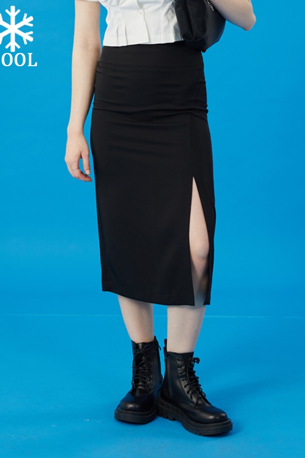 여성용 쿨링 롱스커트는 시원한 쿨링 기능성 원단과 트렌디한 슬림 트임 디자인이 특징입니다. 얇고 부드러운 폴리에스테르 소재로 제작되었으며, 흡습, 속건 기능과 양방향 공기순환으로 여름에도 쾌적하게 착용 가능합니다. 블랙 색상의 H라인 슬림핏 무지 롱스커트로, 일상에서 미니멀한 스타일을 연출할 수 있습니다.
