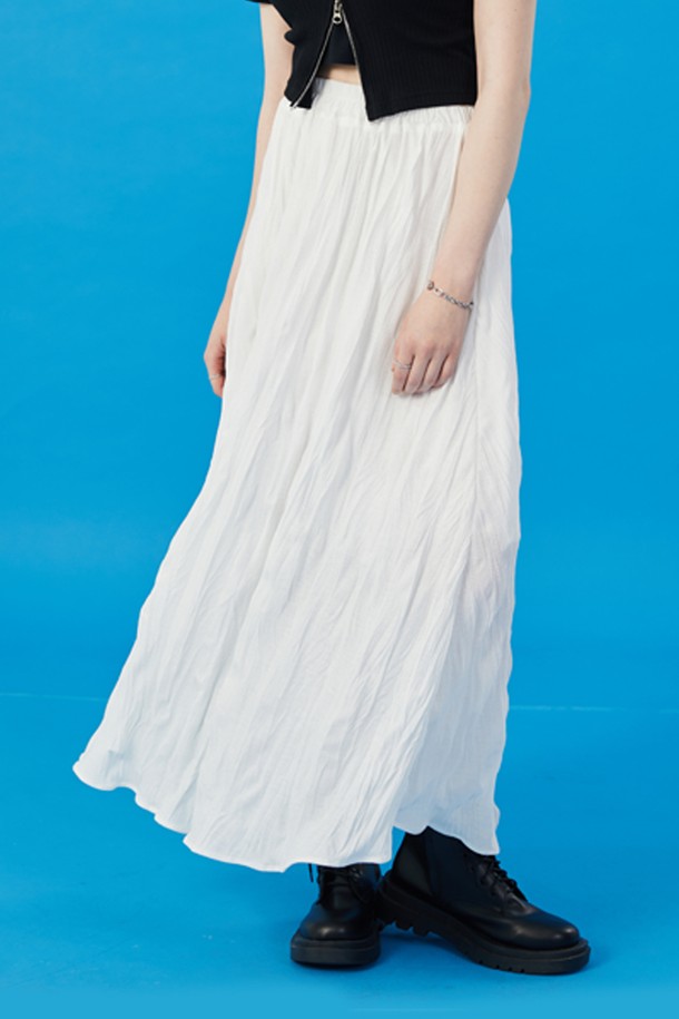 여성용 쿨링 냉장고 마몽 주름 플레어 롱스커트는 여름철에도 쾌적하게 착용 가능한 냉감, 속건, 통기 기능성 소재를 사용했습니다. 폴리에스테르 소재의 화이트 색상 롱스커트로, 주름 디자인과 플리츠 핏이 특징이며, 무지 패턴의 베이직한 스타일로 일상에서 편안하게 입을 수 있습니다. 비치지 않는 안감이 있으며, 얇고 부드러운 촉감으로 루즈핏 실루엣을 연출합니다.

