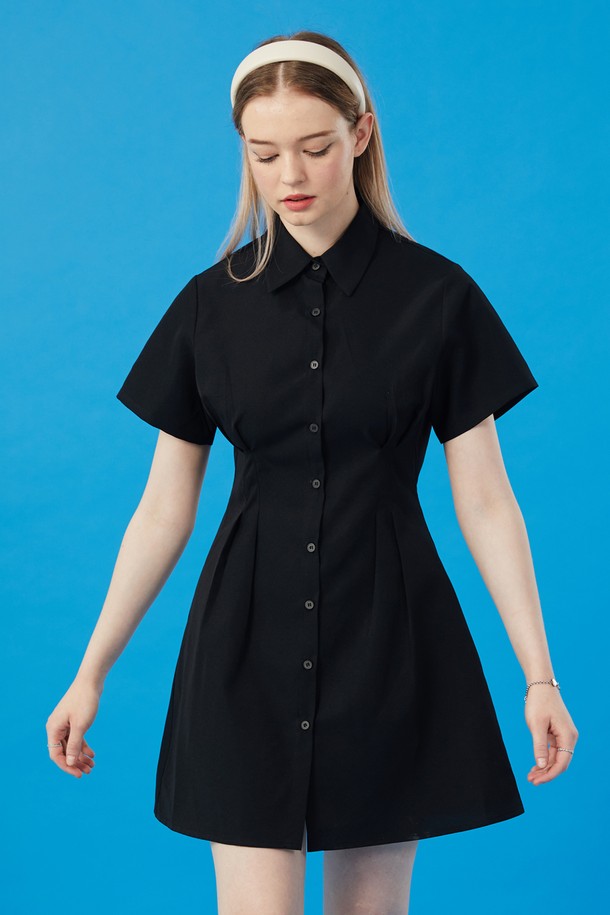 여성 크롭 슬림 무지 반팔 셔츠 미니 원피스 [블랙] 스커트 치마 버전입니다. 미니멀하고 베이직한 스타일의 블랙 컬러 셔츠 원피스로, 여름철 데이트룩과 카페룩에 잘 어울립니다. 슬림핏 디자인과 A라인 치마핏으로 여성스러운 실루엣을 연출하며, 크롭 기장과 카라 디테일, 버튼다운 디자인이 특징입니다. 반소매 기장의 무지 원피스로 활용도가 높으며, 프리사이즈로 제작되었습니다.
