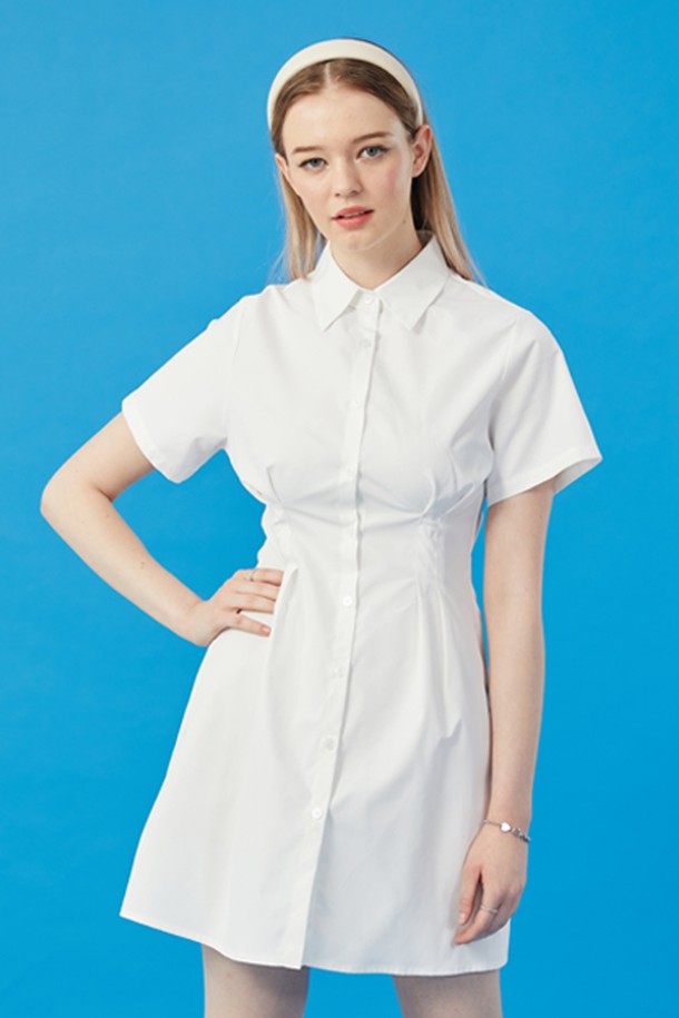 WOMEN 크롭 슬림 무지 반팔 셔츠 미니 원피스는 시크하고 트렌디한 스타일을 연출하는 여성용 미니 원피스입니다. 허리 라인을 강조하고 슬림핏으로 디자인되어 날씬한 실루엣을 선사합니다. 셔츠 칼라와 반소매 디자인이 특징이며, 깔끔한 무지 디자인으로 어떤 스타일에도 잘 어울립니다. 데이트룩과 카페룩에 적합하며, 여름철 시원하게 착용할 수 있습니다.
