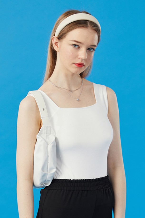 여성용 화이트 색상의 슬림핏 나시 탱크탑으로, 스판덱스 소재를 사용하여 부드러운 촉감과 뛰어난 신축성을 자랑합니다. 얇은 두께와 냉감 기능으로 여름철 데일리룩, 이너웨어, 레이어드룩으로 활용하기 좋으며, 속옷 끈이 보이지 않는 스퀘어넥 디자인이 특징입니다. 베이직하고 미니멀한 무지 패턴의 민소매 상의로, 다양한 스타일에 매치하기 용이합니다.
