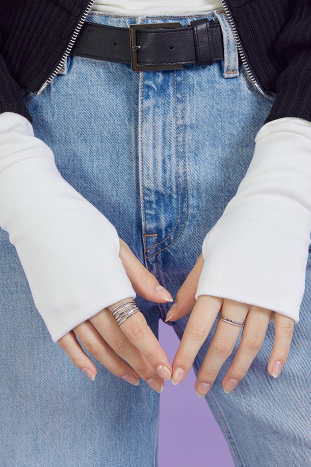 데일리 니트 기모 핸드워머 [화이트]는 가을과 겨울철, 포근함과 스타일을 동시에 잡을 수 있는 여성용 핸드워머입니다. 부드러운 니트 소재와 보온성이 뛰어난 기모 안감으로 제작되어, 추운 날씨에도 따뜻하게 손을 보호해 줍니다. 미니멀, 캐주얼, 클래식 스타일의 데일리룩, 산책룩, 데이트룩 등 다양한 스타일에 매치하여 포인트를 줄 수 있습니다. 일반 워머보다 부드러운 터치감과 향상된 보온성을 느껴보세요. 순수한 화이트 컬러는 어떤 옷에도 잘 어울려 손쉽게 데일리 스타일을 연출할 수 있습니다.
