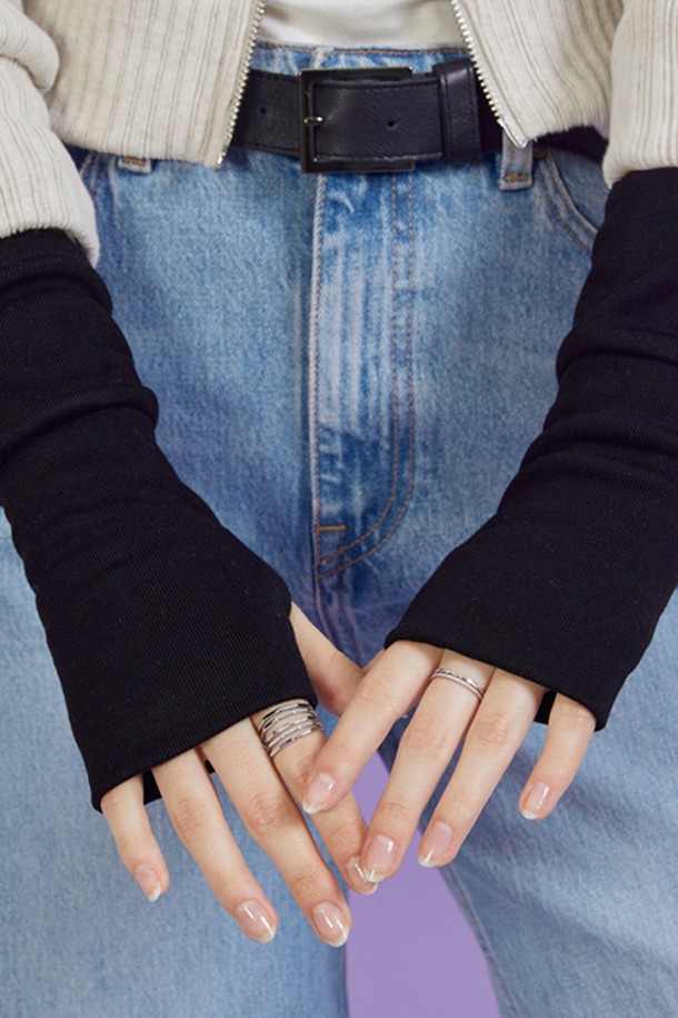 따뜻함이 가득한 데일리 니트 기모 핸드워머 [블랙]을 소개합니다. 부드러운 촉감과 두꺼운 두께로 가을, 겨울철 추위를 완벽하게 막아줍니다. WARM HOT FUNCTION 자체 발열 기능, 365 FAST DRY 빠른 발열 기능, AIR CIRCULATION 찬바람 차단 기능으로 보온, 속건, 통기성까지 갖추었습니다. 미니멀, 캐주얼, 클래식 스타일의 겨울 데일리룩, 산책룩, 집콕룩에 모두 잘 어울립니다. FREE 사이즈로 편안하게 착용하세요.
