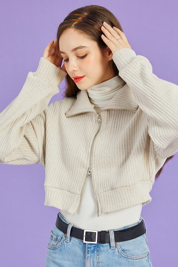 [기모] WOMEN 크롭 니트 집업 맥시 숏 가디건 [오트밀] 제품은 여성용 니트/스웨터로, 따뜻함과 스타일을 동시에 잡았습니다. 부드러운 기모 안감과 두꺼운 두께감으로 가을, 겨울철 보온성을 높였으며, 캐주얼, 베이직 스타일을 연출하기 좋습니다. 루즈핏의 크롭 기장으로 다리가 길어 보이는 효과를 주며, 카라 디자인과 골지 패턴이 특징입니다. 2-way 지퍼, WARM HOT FUNCTION, 365 FAST DRY, AIR CIRCULATION 기능을 갖춰 겨울 데일리룩, 집콕룩, 산책룩 등 다양한 TPO에 활용 가능합니다.
