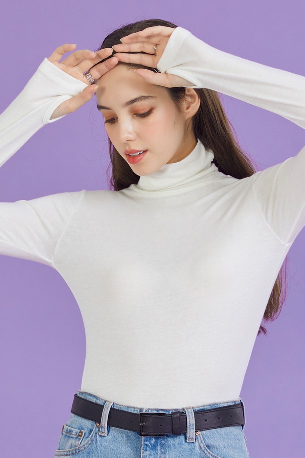 따뜻한 겨울을 위한 [워머 ver.] 니트 목폴라 롱슬리브 긴팔 목티 (화이트)입니다. 부드러운 니트 소재로 제작되어 뛰어난 촉감과 보온성을 제공하며, 슬림핏 디자인으로 어떤 스타일에도 잘 어울립니다. 핸드워머 기능이 있어 손을 따뜻하게 유지해주며, 열보온성을 강화하여 추운 날씨에도 든든합니다. 베이직 스타일로 겨울 데일리룩에 미니멀하고 클래식한 포인트를 더해줍니다. 긴 소매 기장과 두꺼운 두께감으로 따뜻함과 스타일을 동시에 잡을 수 있습니다.
