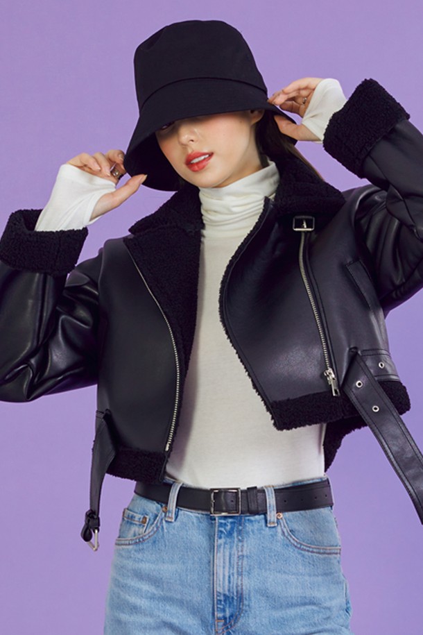 [벨트탈부착] WOMEN 크롭 오버핏 무스탕 플리스 자켓은 라이더 스타일의 여성용 아우터입니다. 부드러운 프리미엄 플리스 소재로 제작되었으며, 벨트 탈부착과 소매 길이 조절이 가능합니다. 블랙 색상의 크롭 기장, 오버핏 디자인으로 캐주얼한 무드를 연출하며, 가을, 겨울, 초봄에 착용하기 적합합니다.
