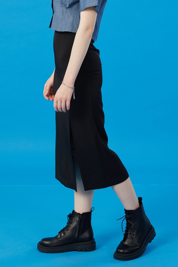 여성용 쿨링 롱스커트는 시원한 쿨링 기능성 원단과 트렌디한 슬림 트임 디자인이 특징입니다. 얇고 부드러운 폴리에스테르 소재로 제작되었으며, 흡습, 속건 기능과 양방향 공기순환으로 여름에도 쾌적하게 착용 가능합니다. 블랙 색상의 H라인 슬림핏 무지 롱스커트로, 일상에서 미니멀한 스타일을 연출할 수 있습니다.
