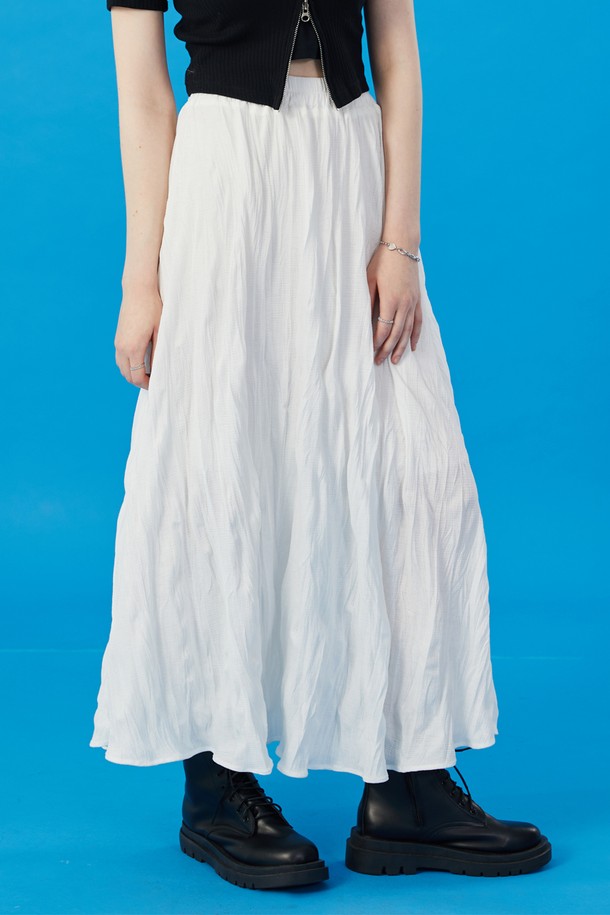 여성용 쿨링 냉장고 마몽 주름 플레어 롱스커트는 여름철에도 쾌적하게 착용 가능한 냉감, 속건, 통기 기능성 소재를 사용했습니다. 폴리에스테르 소재의 화이트 색상 롱스커트로, 주름 디자인과 플리츠 핏이 특징이며, 무지 패턴의 베이직한 스타일로 일상에서 편안하게 입을 수 있습니다. 비치지 않는 안감이 있으며, 얇고 부드러운 촉감으로 루즈핏 실루엣을 연출합니다.
