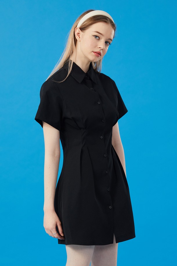 여성 크롭 슬림 무지 반팔 셔츠 미니 원피스 [블랙] 스커트 치마 버전입니다. 미니멀하고 베이직한 스타일의 블랙 컬러 셔츠 원피스로, 여름철 데이트룩과 카페룩에 잘 어울립니다. 슬림핏 디자인과 A라인 치마핏으로 여성스러운 실루엣을 연출하며, 크롭 기장과 카라 디테일, 버튼다운 디자인이 특징입니다. 반소매 기장의 무지 원피스로 활용도가 높으며, 프리사이즈로 제작되었습니다.
