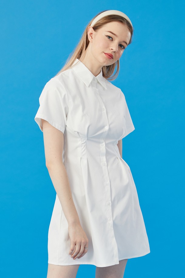 WOMEN 크롭 슬림 무지 반팔 셔츠 미니 원피스는 시크하고 트렌디한 스타일을 연출하는 여성용 미니 원피스입니다. 허리 라인을 강조하고 슬림핏으로 디자인되어 날씬한 실루엣을 선사합니다. 셔츠 칼라와 반소매 디자인이 특징이며, 깔끔한 무지 디자인으로 어떤 스타일에도 잘 어울립니다. 데이트룩과 카페룩에 적합하며, 여름철 시원하게 착용할 수 있습니다.
