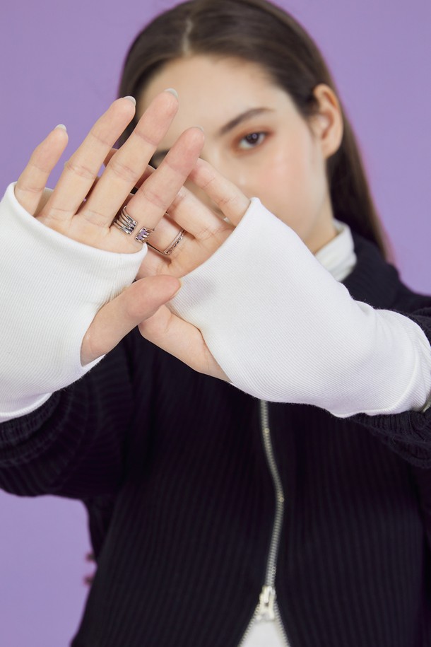 데일리 니트 기모 핸드워머 [화이트]는 가을과 겨울철, 포근함과 스타일을 동시에 잡을 수 있는 여성용 핸드워머입니다. 부드러운 니트 소재와 보온성이 뛰어난 기모 안감으로 제작되어, 추운 날씨에도 따뜻하게 손을 보호해 줍니다. 미니멀, 캐주얼, 클래식 스타일의 데일리룩, 산책룩, 데이트룩 등 다양한 스타일에 매치하여 포인트를 줄 수 있습니다. 일반 워머보다 부드러운 터치감과 향상된 보온성을 느껴보세요. 순수한 화이트 컬러는 어떤 옷에도 잘 어울려 손쉽게 데일리 스타일을 연출할 수 있습니다.
