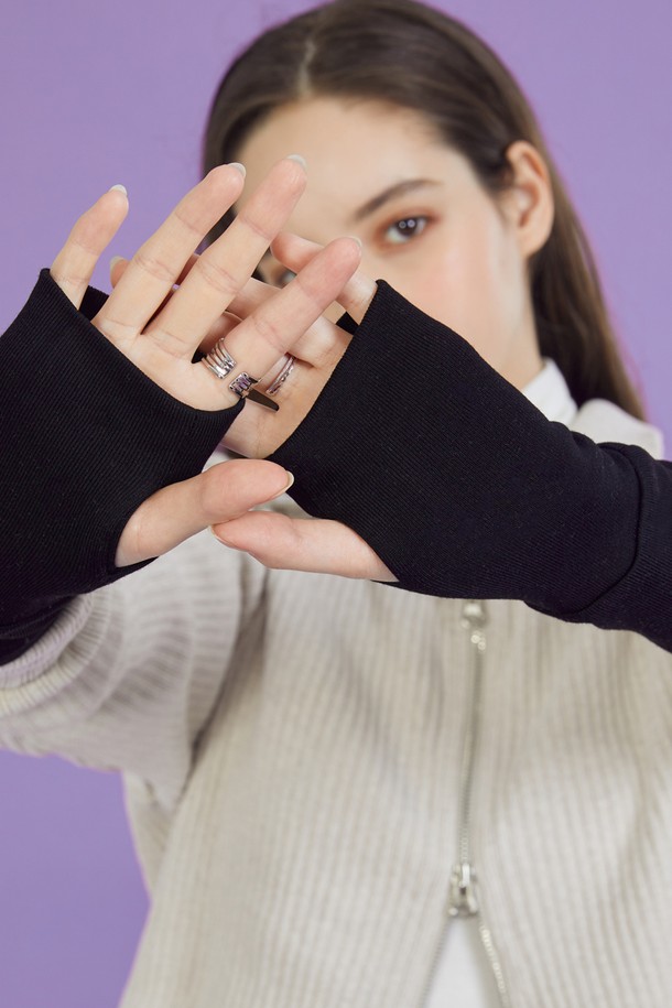 따뜻함이 가득한 데일리 니트 기모 핸드워머 [블랙]을 소개합니다. 부드러운 촉감과 두꺼운 두께로 가을, 겨울철 추위를 완벽하게 막아줍니다. WARM HOT FUNCTION 자체 발열 기능, 365 FAST DRY 빠른 발열 기능, AIR CIRCULATION 찬바람 차단 기능으로 보온, 속건, 통기성까지 갖추었습니다. 미니멀, 캐주얼, 클래식 스타일의 겨울 데일리룩, 산책룩, 집콕룩에 모두 잘 어울립니다. FREE 사이즈로 편안하게 착용하세요.
