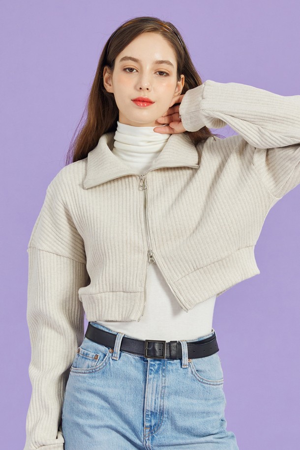 [기모] WOMEN 크롭 니트 집업 맥시 숏 가디건 [오트밀] 제품은 여성용 니트/스웨터로, 따뜻함과 스타일을 동시에 잡았습니다. 부드러운 기모 안감과 두꺼운 두께감으로 가을, 겨울철 보온성을 높였으며, 캐주얼, 베이직 스타일을 연출하기 좋습니다. 루즈핏의 크롭 기장으로 다리가 길어 보이는 효과를 주며, 카라 디자인과 골지 패턴이 특징입니다. 2-way 지퍼, WARM HOT FUNCTION, 365 FAST DRY, AIR CIRCULATION 기능을 갖춰 겨울 데일리룩, 집콕룩, 산책룩 등 다양한 TPO에 활용 가능합니다.
