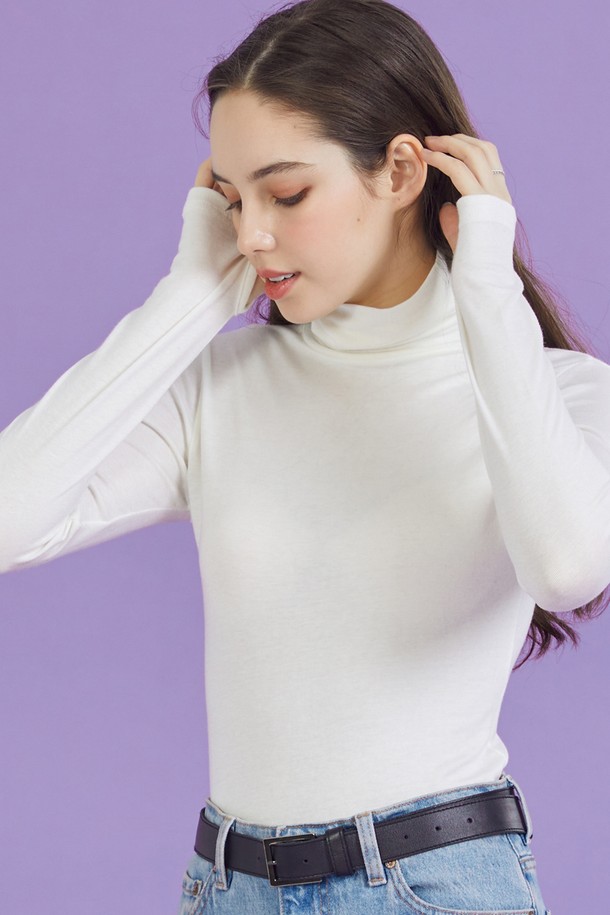 따뜻한 겨울을 위한 [워머 ver.] 니트 목폴라 롱슬리브 긴팔 목티 (화이트)입니다. 부드러운 니트 소재로 제작되어 뛰어난 촉감과 보온성을 제공하며, 슬림핏 디자인으로 어떤 스타일에도 잘 어울립니다. 핸드워머 기능이 있어 손을 따뜻하게 유지해주며, 열보온성을 강화하여 추운 날씨에도 든든합니다. 베이직 스타일로 겨울 데일리룩에 미니멀하고 클래식한 포인트를 더해줍니다. 긴 소매 기장과 두꺼운 두께감으로 따뜻함과 스타일을 동시에 잡을 수 있습니다.
