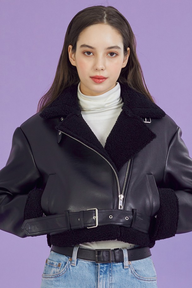 [벨트탈부착] WOMEN 크롭 오버핏 무스탕 플리스 자켓은 라이더 스타일의 여성용 아우터입니다. 부드러운 프리미엄 플리스 소재로 제작되었으며, 벨트 탈부착과 소매 길이 조절이 가능합니다. 블랙 색상의 크롭 기장, 오버핏 디자인으로 캐주얼한 무드를 연출하며, 가을, 겨울, 초봄에 착용하기 적합합니다.
