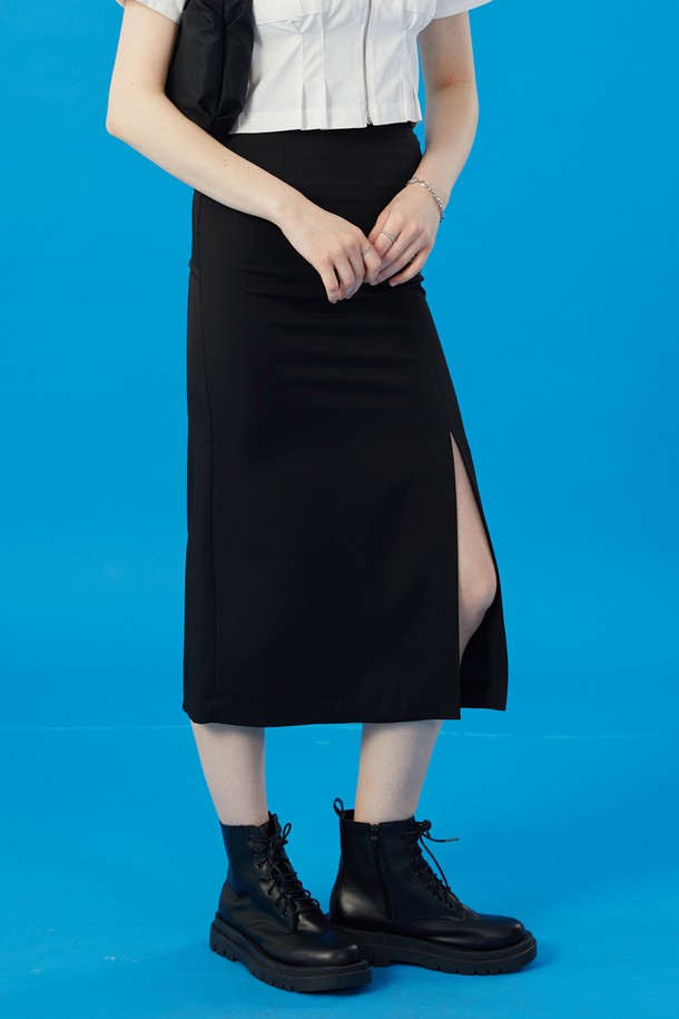 여성용 쿨링 롱스커트는 시원한 쿨링 기능성 원단과 트렌디한 슬림 트임 디자인이 특징입니다. 얇고 부드러운 폴리에스테르 소재로 제작되었으며, 흡습, 속건 기능과 양방향 공기순환으로 여름에도 쾌적하게 착용 가능합니다. 블랙 색상의 H라인 슬림핏 무지 롱스커트로, 일상에서 미니멀한 스타일을 연출할 수 있습니다.
