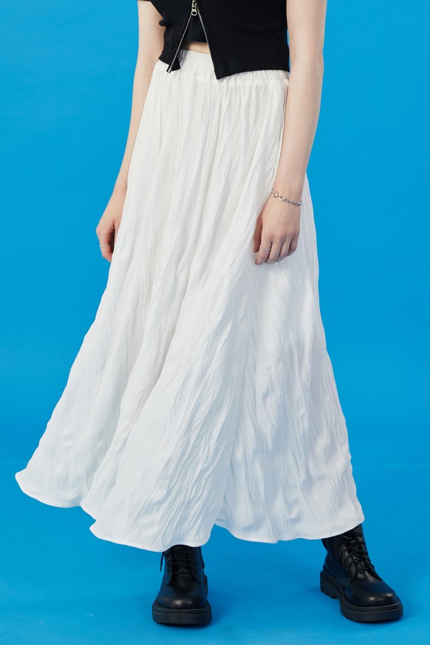 여성용 쿨링 냉장고 마몽 주름 플레어 롱스커트는 여름철에도 쾌적하게 착용 가능한 냉감, 속건, 통기 기능성 소재를 사용했습니다. 폴리에스테르 소재의 화이트 색상 롱스커트로, 주름 디자인과 플리츠 핏이 특징이며, 무지 패턴의 베이직한 스타일로 일상에서 편안하게 입을 수 있습니다. 비치지 않는 안감이 있으며, 얇고 부드러운 촉감으로 루즈핏 실루엣을 연출합니다.
