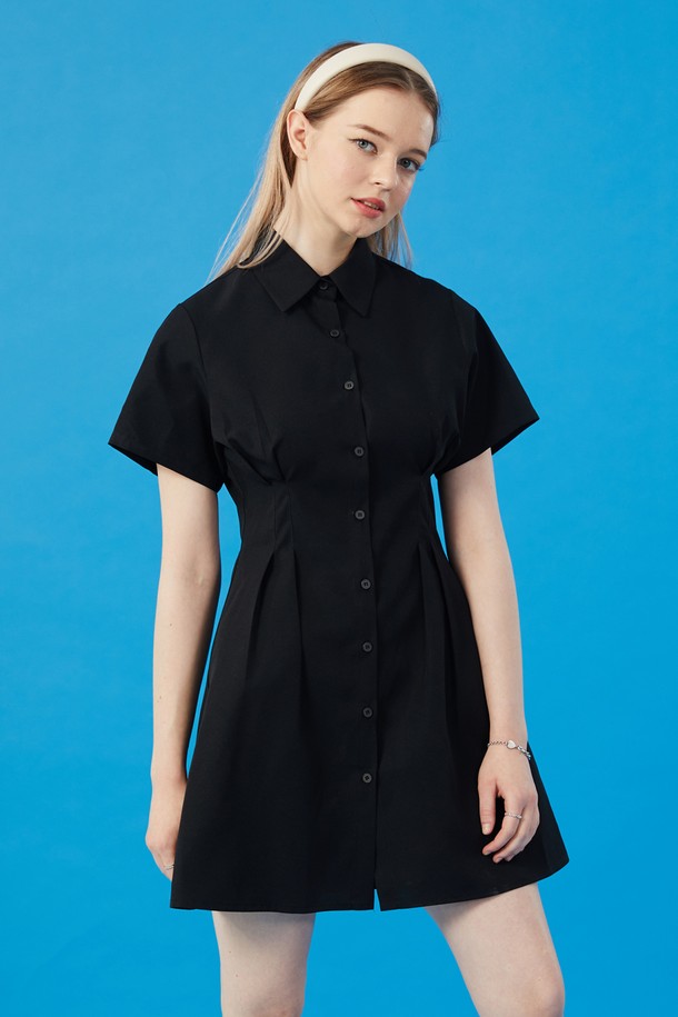 여성 크롭 슬림 무지 반팔 셔츠 미니 원피스 [블랙] 스커트 치마 버전입니다. 미니멀하고 베이직한 스타일의 블랙 컬러 셔츠 원피스로, 여름철 데이트룩과 카페룩에 잘 어울립니다. 슬림핏 디자인과 A라인 치마핏으로 여성스러운 실루엣을 연출하며, 크롭 기장과 카라 디테일, 버튼다운 디자인이 특징입니다. 반소매 기장의 무지 원피스로 활용도가 높으며, 프리사이즈로 제작되었습니다.
