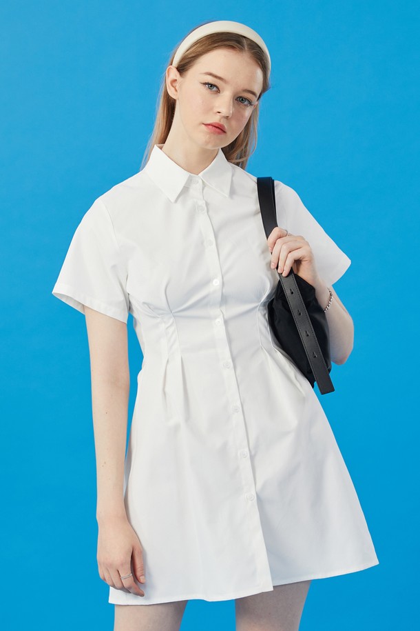 WOMEN 크롭 슬림 무지 반팔 셔츠 미니 원피스는 시크하고 트렌디한 스타일을 연출하는 여성용 미니 원피스입니다. 허리 라인을 강조하고 슬림핏으로 디자인되어 날씬한 실루엣을 선사합니다. 셔츠 칼라와 반소매 디자인이 특징이며, 깔끔한 무지 디자인으로 어떤 스타일에도 잘 어울립니다. 데이트룩과 카페룩에 적합하며, 여름철 시원하게 착용할 수 있습니다.
