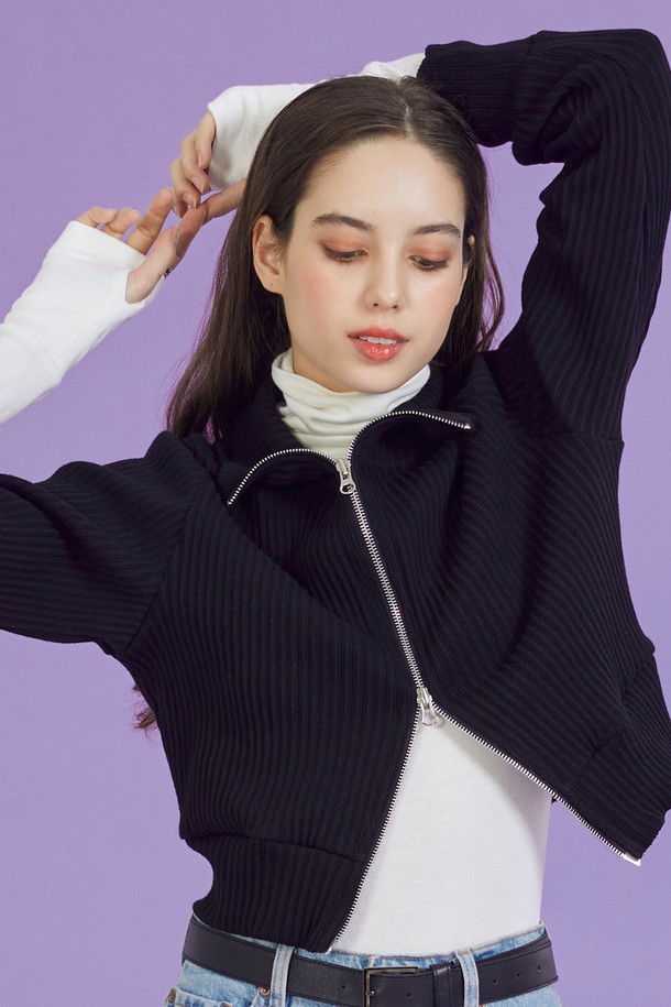 데일리 니트 기모 핸드워머 [화이트]는 가을과 겨울철, 포근함과 스타일을 동시에 잡을 수 있는 여성용 핸드워머입니다. 부드러운 니트 소재와 보온성이 뛰어난 기모 안감으로 제작되어, 추운 날씨에도 따뜻하게 손을 보호해 줍니다. 미니멀, 캐주얼, 클래식 스타일의 데일리룩, 산책룩, 데이트룩 등 다양한 스타일에 매치하여 포인트를 줄 수 있습니다. 일반 워머보다 부드러운 터치감과 향상된 보온성을 느껴보세요. 순수한 화이트 컬러는 어떤 옷에도 잘 어울려 손쉽게 데일리 스타일을 연출할 수 있습니다.
