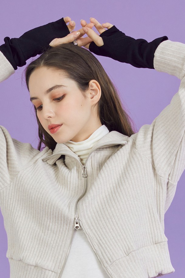 따뜻함이 가득한 데일리 니트 기모 핸드워머 [블랙]을 소개합니다. 부드러운 촉감과 두꺼운 두께로 가을, 겨울철 추위를 완벽하게 막아줍니다. WARM HOT FUNCTION 자체 발열 기능, 365 FAST DRY 빠른 발열 기능, AIR CIRCULATION 찬바람 차단 기능으로 보온, 속건, 통기성까지 갖추었습니다. 미니멀, 캐주얼, 클래식 스타일의 겨울 데일리룩, 산책룩, 집콕룩에 모두 잘 어울립니다. FREE 사이즈로 편안하게 착용하세요.
