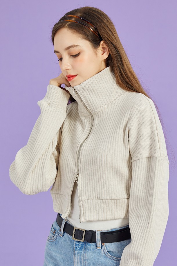 [기모] WOMEN 크롭 니트 집업 맥시 숏 가디건 [오트밀] 제품은 여성용 니트/스웨터로, 따뜻함과 스타일을 동시에 잡았습니다. 부드러운 기모 안감과 두꺼운 두께감으로 가을, 겨울철 보온성을 높였으며, 캐주얼, 베이직 스타일을 연출하기 좋습니다. 루즈핏의 크롭 기장으로 다리가 길어 보이는 효과를 주며, 카라 디자인과 골지 패턴이 특징입니다. 2-way 지퍼, WARM HOT FUNCTION, 365 FAST DRY, AIR CIRCULATION 기능을 갖춰 겨울 데일리룩, 집콕룩, 산책룩 등 다양한 TPO에 활용 가능합니다.
