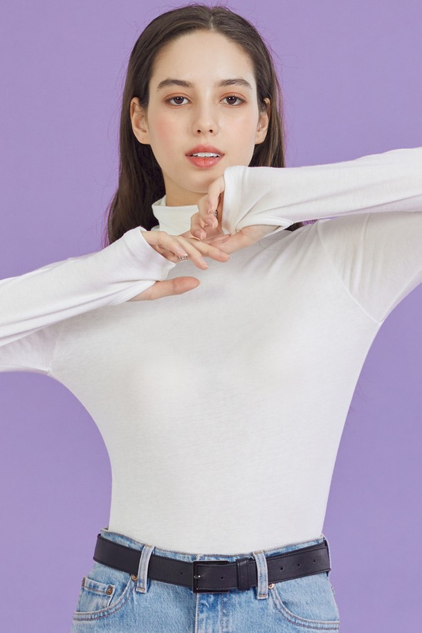 따뜻한 겨울을 위한 [워머 ver.] 니트 목폴라 롱슬리브 긴팔 목티 (화이트)입니다. 부드러운 니트 소재로 제작되어 뛰어난 촉감과 보온성을 제공하며, 슬림핏 디자인으로 어떤 스타일에도 잘 어울립니다. 핸드워머 기능이 있어 손을 따뜻하게 유지해주며, 열보온성을 강화하여 추운 날씨에도 든든합니다. 베이직 스타일로 겨울 데일리룩에 미니멀하고 클래식한 포인트를 더해줍니다. 긴 소매 기장과 두꺼운 두께감으로 따뜻함과 스타일을 동시에 잡을 수 있습니다.
