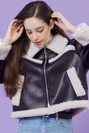 WOMEN 크롭 오버핏 무스탕 플리스 시어링 자켓 [Black_White]