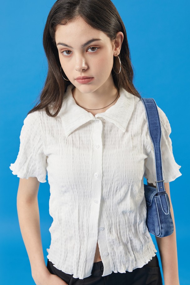 여성을 위한 화이트 컬러의 미디 크롭 슬림 마몽 반팔티 가디건으로, 플리스 주름 패턴이 돋보입니다. 얇고 시원한 플리스 소재로 제작되었으며, 쾌적함 유지, 빠른 건조, 공기 순환 기능이 있어 여름철 데일리룩으로 적합합니다. 슬림핏 디자인의 반소매 크롭티로, 마몽 스타일의 컴포터블하고 루즈한 핏을 연출할 수 있습니다.
