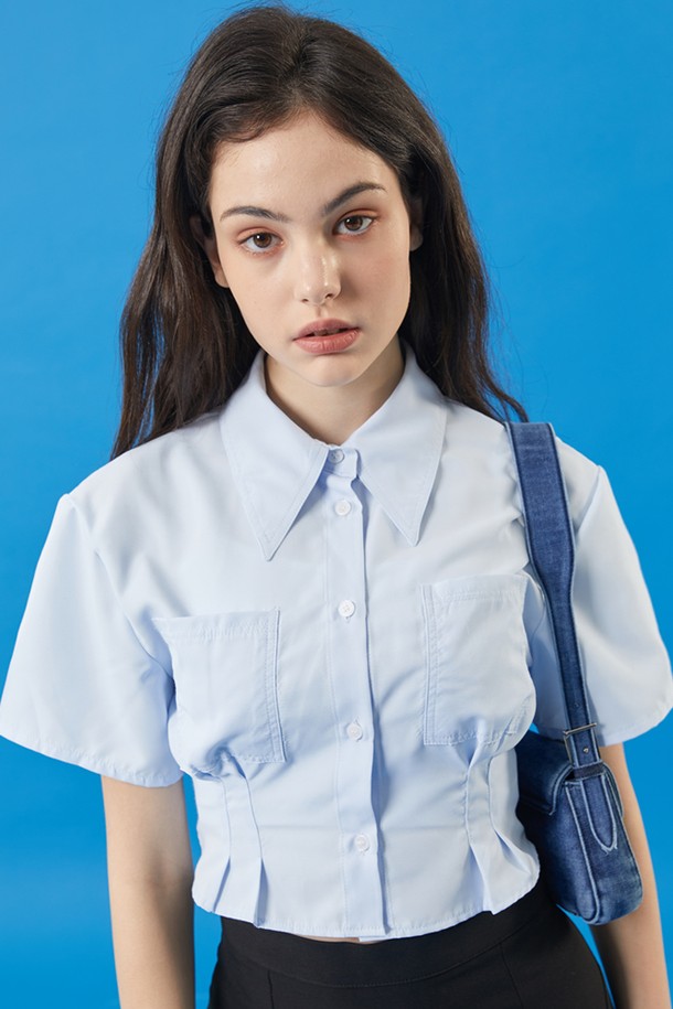 린넨 소재의 스카이블루 컬러 크롭 슬림 반팔 셔츠입니다. 여성용으로, 일상복으로 적합하며 여름에 시원하게 착용할 수 있습니다. 베이직한 무지 디자인에 카라 네크라인이 특징이며, 국내에서 생산되었습니다.
