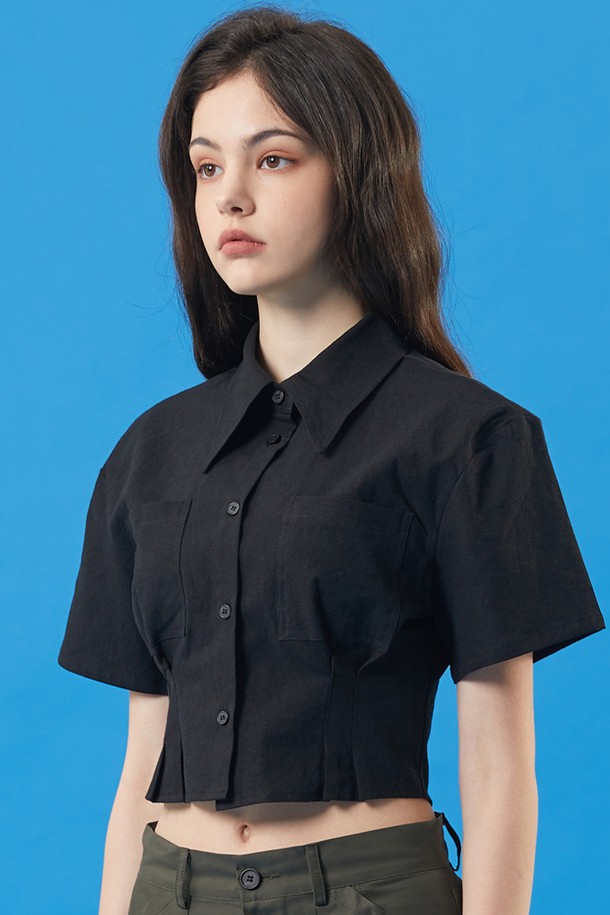 여름에 어울리는 블랙 색상의 여성 린넨 크롭 슬림 반팔 셔츠입니다. 프리미엄 린넨 코튼 혼방 소재로 제작되어 흡습, 속건, 통기성이 뛰어나 쾌적한 쿨링감을 제공하며, 양방향 공기순환으로 시원하게 착용할 수 있습니다. 미니멀하고 베이직한 무드의 무지 패턴 디자인으로, 크롭 기장의 슬림핏이 돋보이는 셔츠 칼라 스타일입니다.
