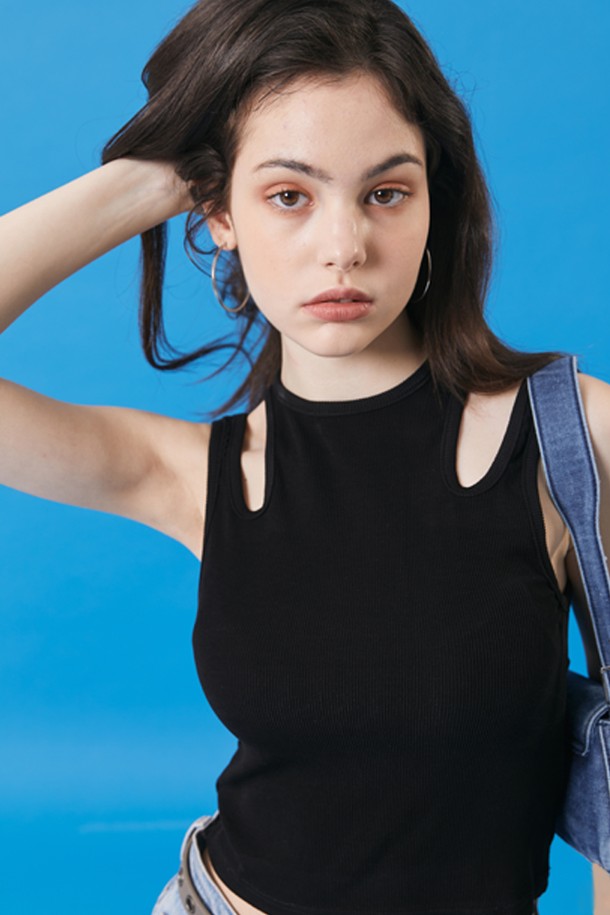 세련된 컷아웃 디테일이 돋보이는 블랙 컬러의 슬림핏 골지 나시입니다. 부드러운 면 소재로 제작되었으며, 신축성이 있어 편안한 착용감을 제공합니다. 크롭 기장과 라운드넥 디자인으로 미니멀하면서도 트렌디한 룩을 연출할 수 있는 여름 데일리 아이템입니다.
