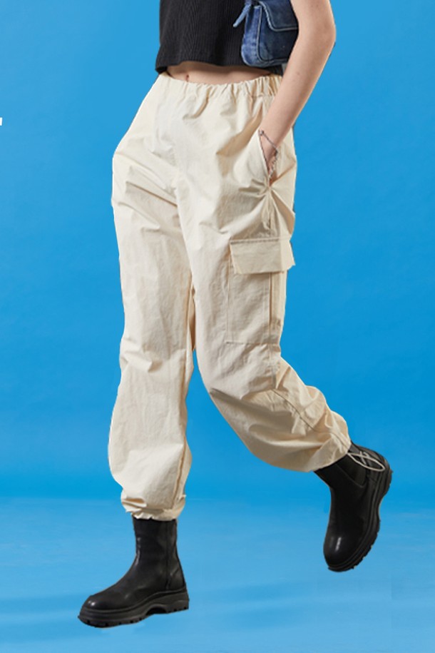 여성용 아이보리 색상의 여름 쿨링 카고 팬츠입니다. 얇고 부드러운 나일론 소재로 제작되었으며, 쿨링, 속건, 통기 기능과 바스락 소재, 투웨이 에어 서큘레이션, 365 FAST DRY 기능이 특징입니다. 와이드 핏에 밴딩 허리로 편안한 루즈핏 긴바지입니다.
