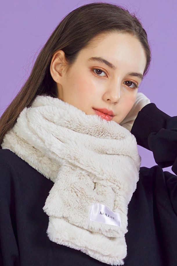 WOMEN 데일리 웜 히팅 퍼 목도리 [아이보리] 겨울 머플러는 추운 겨울, 포근함과 스타일을 동시에 잡을 수 있는 여성용 머플러입니다. 부드러운 퍼(fur) 소재와 베이직하고 캐주얼한 디자인으로, 다양한 겨울 데일리룩에 매치하기 좋습니다. 히팅 기능과 365 패스트 드라이(FAST DRY) 보온 기능, 공기 순환 효과를 통해 따뜻함과 쾌적함을 유지해줍니다. FREE 사이즈로 제작되어 누구나 편안하게 착용 가능하며, 아이보리 컬러는 어떤 스타일에도 잘 어울립니다.
