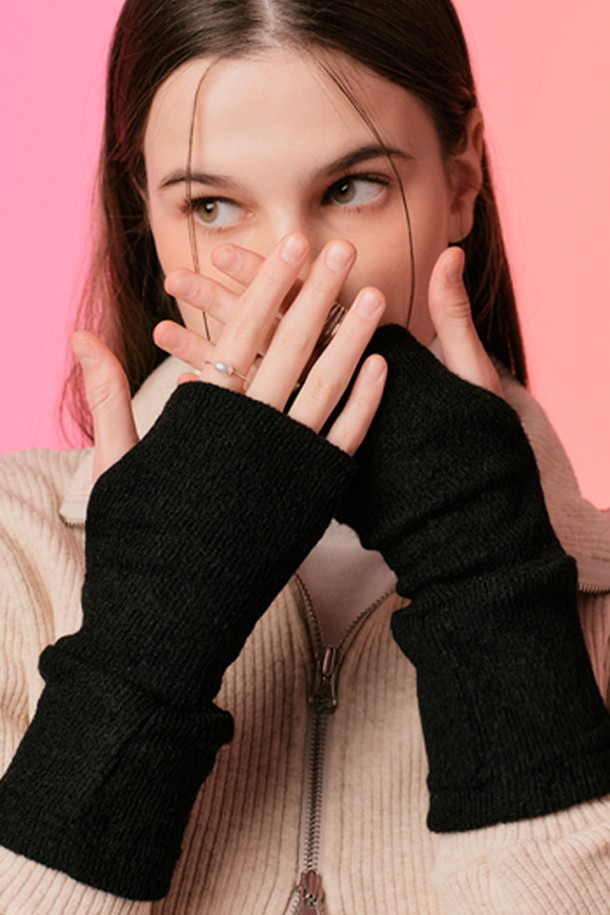 [헤비 기모 ver.] 니트 핸드워머 (블랙) 가을 겨울 장갑 ver.는 추운 계절, 손을 따뜻하게 보호해 줄 핸드워머입니다. 블랙 컬러의 무지 디자인으로, 어떤 스타일에도 잘 어울리는 캐주얼, 미니멀, 클래식 스타일을 연출할 수 있습니다. 부드러운 니트와 기모 소재를 사용하여 뛰어난 보온성과 부드러운 촉감을 자랑하며, 발열 기능과 공기 순환 효과까지 더했습니다. 두꺼운 두께감으로 보온성을 극대화하여 가을, 겨울, 일상, 집콕룩, 산책룩, 겨울 데일리룩 등 다양한 TPO에 활용하기 좋습니다. 프리 사이즈로 제작되어 편안하게 착용 가능하며, 업그레이드된 보온성으로 더욱 따뜻한 겨울을 보내세요.
