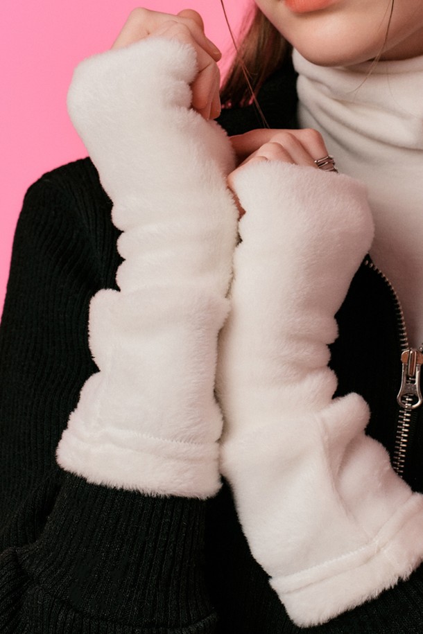 따뜻함이 감도는 [퍼 ver.] 융털 니트 핸드워머 (WHITE)입니다. 부드러운 융털 소재와 니트의 조화로 포근한 착용감을 선사하며, 가을, 겨울 시즌 추위를 효과적으로 막아줍니다. 손 전체를 감싸는 두꺼운 두께감과 융털 안감은 뛰어난 보온성을 자랑하며, 공기 순환 기능과 열 보존력 향상으로 더욱 따뜻하게 손을 보호해 줍니다. 미니멀, 캐주얼, 클래식 스타일의 겨울 데일리룩, 산책룩, 집콕룩에 모두 잘 어울리는 필수 아이템입니다. FREE 사이즈로 제작되어 편안하게 착용 가능합니다.
