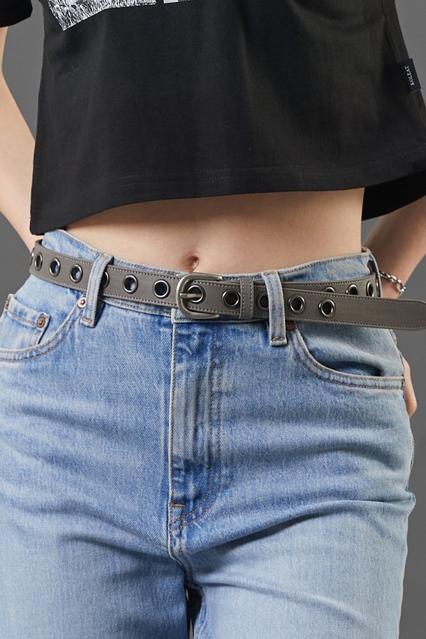 1970 아일렛 이태리 천연 소가죽 벨트는 애쉬그레이 컬러의 빈티지한 무드를 담은 벨트입니다. 이태리 천연 소가죽과 프리미엄 퀄리티 아일렛 장식이 돋보이며, 버클형 여밈 방식으로 일상에서 편안하게 착용할 수 있습니다. 클래식한 스타일을 완성해 줄 공용 벨트입니다.
