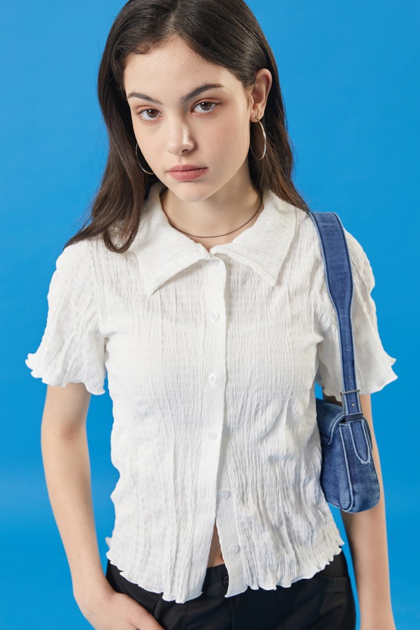 여성을 위한 화이트 컬러의 미디 크롭 슬림 마몽 반팔티 가디건으로, 플리스 주름 패턴이 돋보입니다. 얇고 시원한 플리스 소재로 제작되었으며, 쾌적함 유지, 빠른 건조, 공기 순환 기능이 있어 여름철 데일리룩으로 적합합니다. 슬림핏 디자인의 반소매 크롭티로, 마몽 스타일의 컴포터블하고 루즈한 핏을 연출할 수 있습니다.
