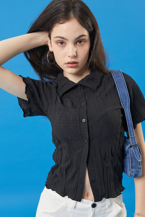 여성용 미디 크롭 슬림핏 마몽 반팔티 가디건입니다. 블랙 색상의 폴리에스테르 소재로 제작되었으며, 플리츠 패턴과 라운드넥 디자인이 특징입니다. 여름철 일상복으로 적합하며, 냉감, 속건, 통기성 기능과 더불어 마몽 스타일과 쿨링 소재, 공기 순환 기능으로 쾌적함을 더했습니다.
