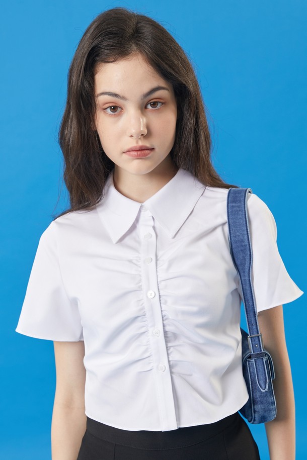 여성용 화이트 색상의 셔링 크롭 반팔 셔츠입니다. 얇은 두께감으로 여름에 착용하기 좋으며, 셔츠 칼라와 버튼 여밈 디테일이 특징입니다. 슬림핏 디자인으로 글래머러스한 실루엣을 연출하며, 페미닌하고 캐주얼한 무드를 동시에 느낄 수 있습니다.
