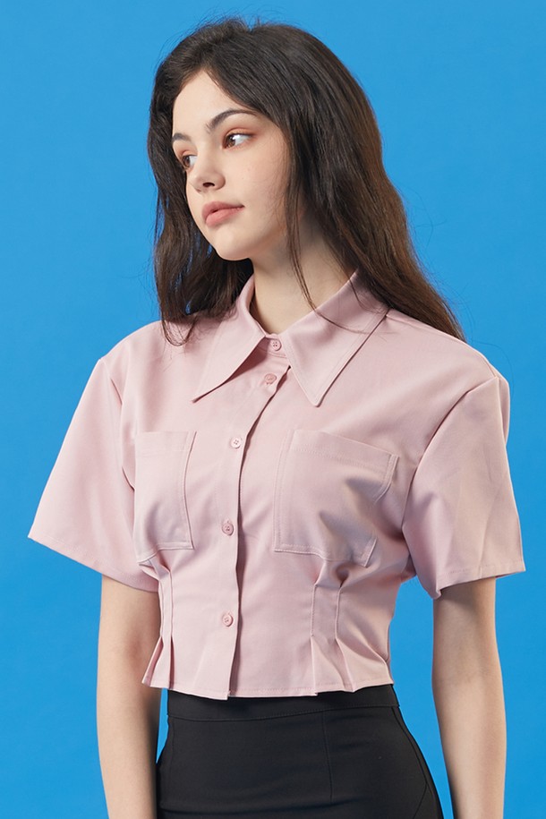 여성용 핑크색 크롭 슬림 반팔 셔츠로, 린넨 소재의 무지 패턴이 특징입니다. 베이직한 스타일의 셔츠 칼라 디자인이며, 슬림핏으로 연출됩니다. 국내 생산된 크롭 기장의 반소매 셔츠로, 여름철 일상복으로 적합합니다.
