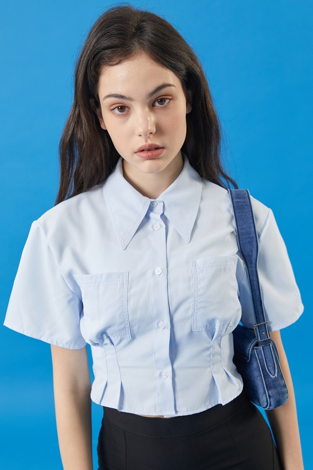 린넨 소재의 스카이블루 컬러 크롭 슬림 반팔 셔츠입니다. 여성용으로, 일상복으로 적합하며 여름에 시원하게 착용할 수 있습니다. 베이직한 무지 디자인에 카라 네크라인이 특징이며, 국내에서 생산되었습니다.
