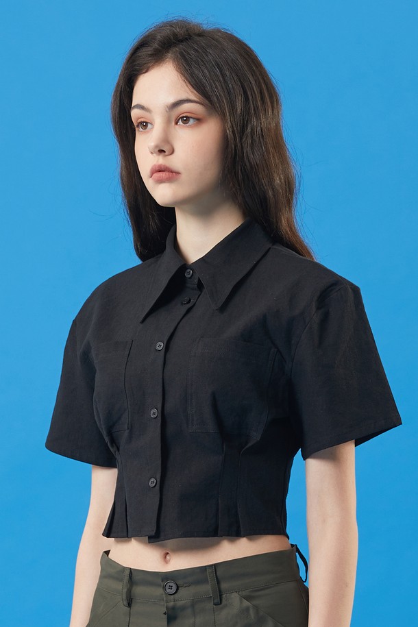 여름에 어울리는 블랙 색상의 여성 린넨 크롭 슬림 반팔 셔츠입니다. 프리미엄 린넨 코튼 혼방 소재로 제작되어 흡습, 속건, 통기성이 뛰어나 쾌적한 쿨링감을 제공하며, 양방향 공기순환으로 시원하게 착용할 수 있습니다. 미니멀하고 베이직한 무드의 무지 패턴 디자인으로, 크롭 기장의 슬림핏이 돋보이는 셔츠 칼라 스타일입니다.
