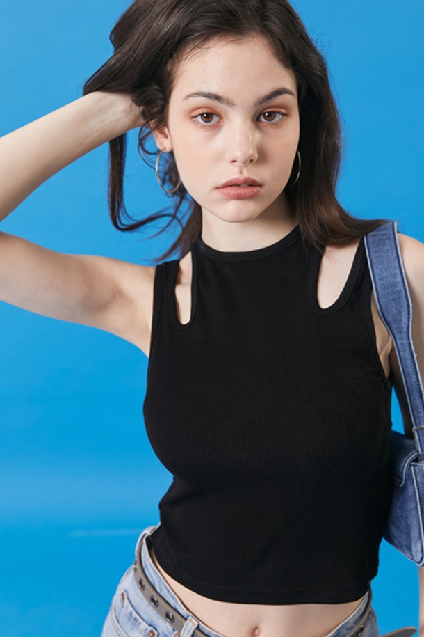 세련된 컷아웃 디테일이 돋보이는 블랙 컬러의 슬림핏 골지 나시입니다. 부드러운 면 소재로 제작되었으며, 신축성이 있어 편안한 착용감을 제공합니다. 크롭 기장과 라운드넥 디자인으로 미니멀하면서도 트렌디한 룩을 연출할 수 있는 여름 데일리 아이템입니다.
