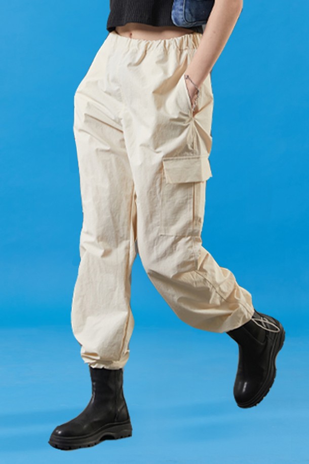 여성용 아이보리 색상의 여름 쿨링 카고 팬츠입니다. 얇고 부드러운 나일론 소재로 제작되었으며, 쿨링, 속건, 통기 기능과 바스락 소재, 투웨이 에어 서큘레이션, 365 FAST DRY 기능이 특징입니다. 와이드 핏에 밴딩 허리로 편안한 루즈핏 긴바지입니다.
