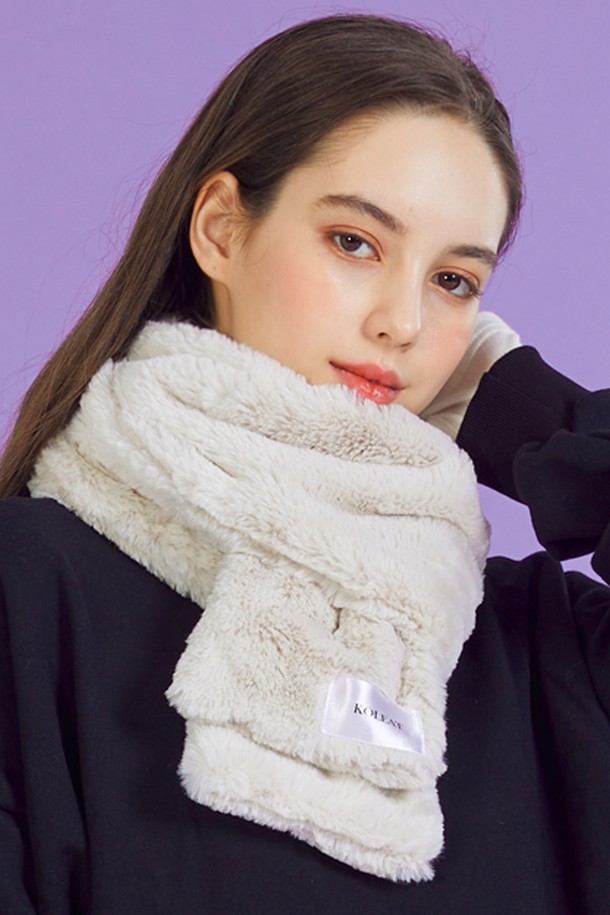 WOMEN 데일리 웜 히팅 퍼 목도리 [아이보리] 겨울 머플러는 추운 겨울, 포근함과 스타일을 동시에 잡을 수 있는 여성용 머플러입니다. 부드러운 퍼(fur) 소재와 베이직하고 캐주얼한 디자인으로, 다양한 겨울 데일리룩에 매치하기 좋습니다. 히팅 기능과 365 패스트 드라이(FAST DRY) 보온 기능, 공기 순환 효과를 통해 따뜻함과 쾌적함을 유지해줍니다. FREE 사이즈로 제작되어 누구나 편안하게 착용 가능하며, 아이보리 컬러는 어떤 스타일에도 잘 어울립니다.
