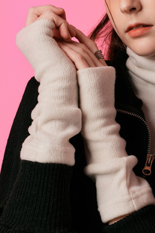 따뜻함이 가득한 [헤비 기모 ver.] 니트 핸드워머 (아이보리)입니다. 부드러운 니트 소재와 헤비 기모 안감으로 뛰어난 보온성을 제공하며, 365 FAST DRY 기능과 AIR CIRCULATION 효과로 쾌적한 착용감을 선사합니다. 가을, 겨울철 데일리룩, 산책룩, 집콕룩 등 다양한 TPO에 잘 어울리는 미니멀, 캐주얼, 클래식 스타일의 아이템입니다. FREE 사이즈로 누구나 편안하게 착용 가능하며, 아이보리 컬러의 무지 디자인으로 어떤 코디에도 쉽게 매치할 수 있습니다. 보온성과 스타일을 동시에 잡고 싶다면 이 핸드워머를 선택하세요.
